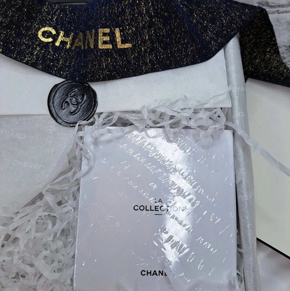 'CHANEL' DOÙBLE LOCK & KEY BOXED GIFT SET w 'CHANEL' GIFT BAG BLACK CAMILĹA ÌÌ - Picture 5 of 16